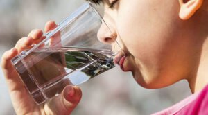 দাঁড়িয়ে পানি পান করলে হতে পারে শরীরের জন্য যেসব ক্ষতি