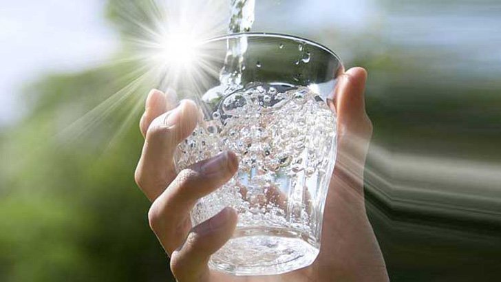 দাঁড়িয়ে পানি পান করলে হতে পারে শরীরের জন্য যেসব ক্ষতি