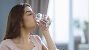 দাঁড়িয়ে পানি পান করলে হতে পারে শরীরের জন্য যেসব ক্ষতি